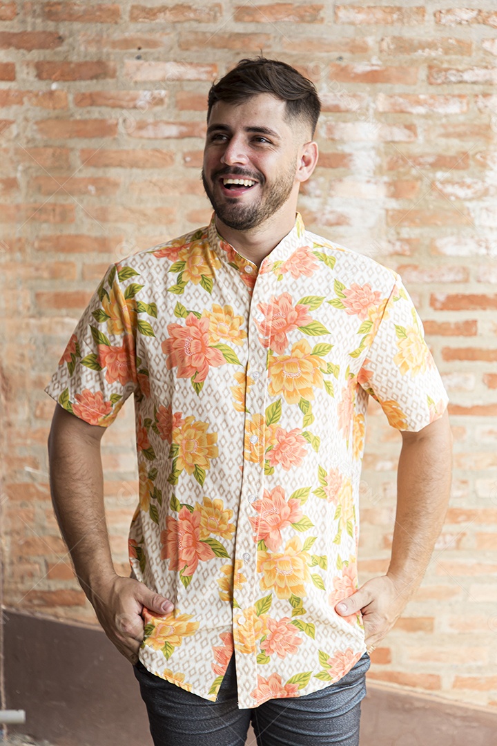 Homem estiloso com camisa listrada