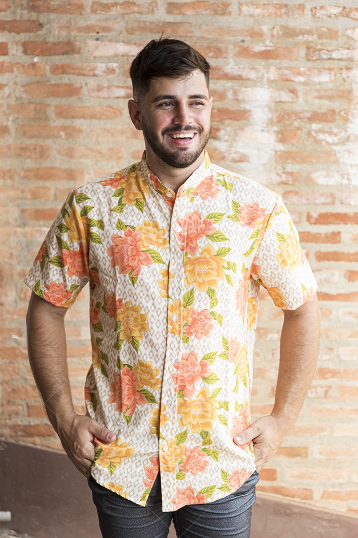 Homem estiloso com camisa floral