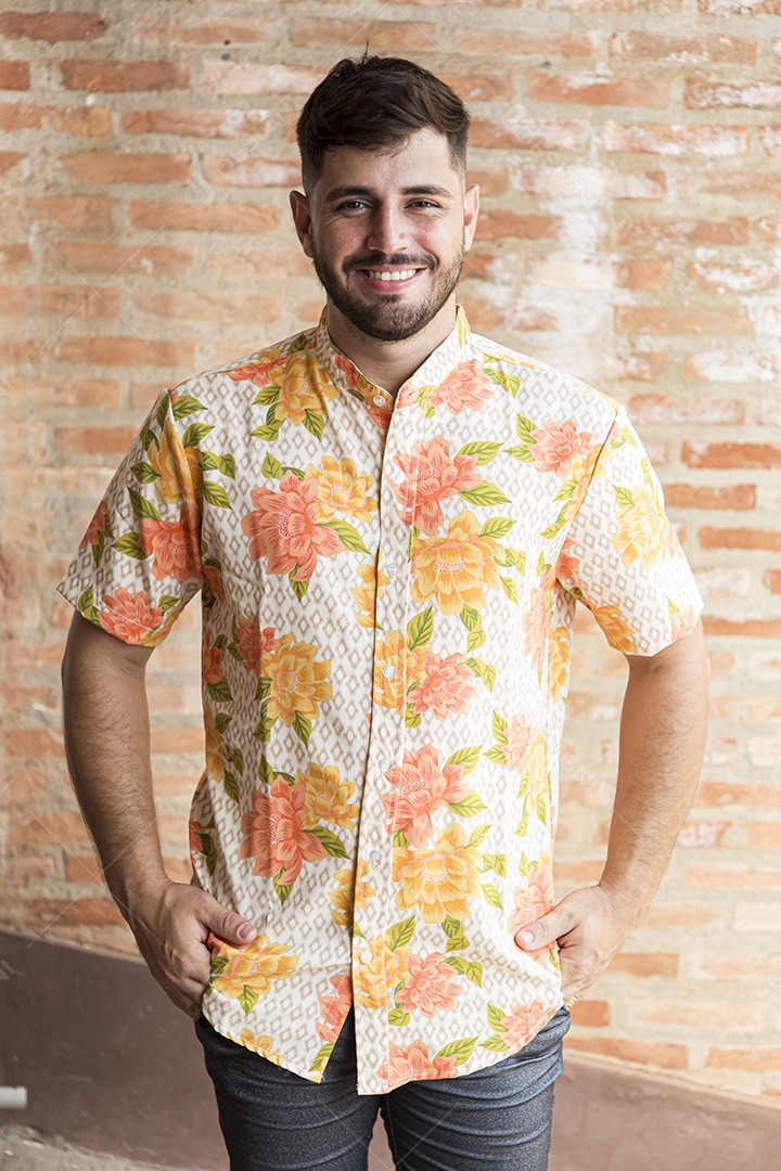 Homem estiloso com camisa floral