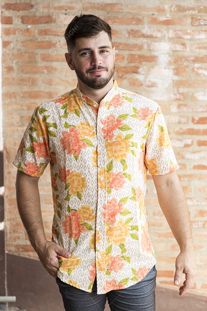 Homem estiloso com camisa floral