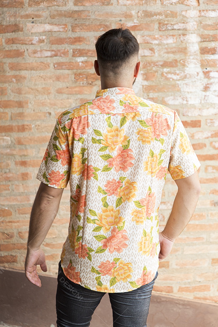 Homem estiloso com camisa floral