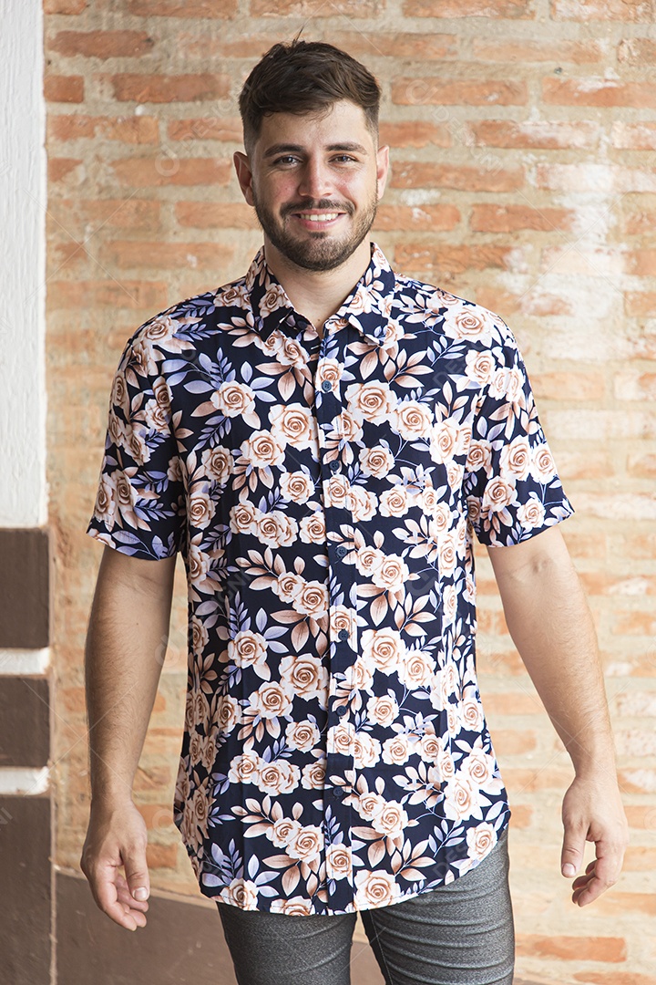 Homem estiloso com camisa floral