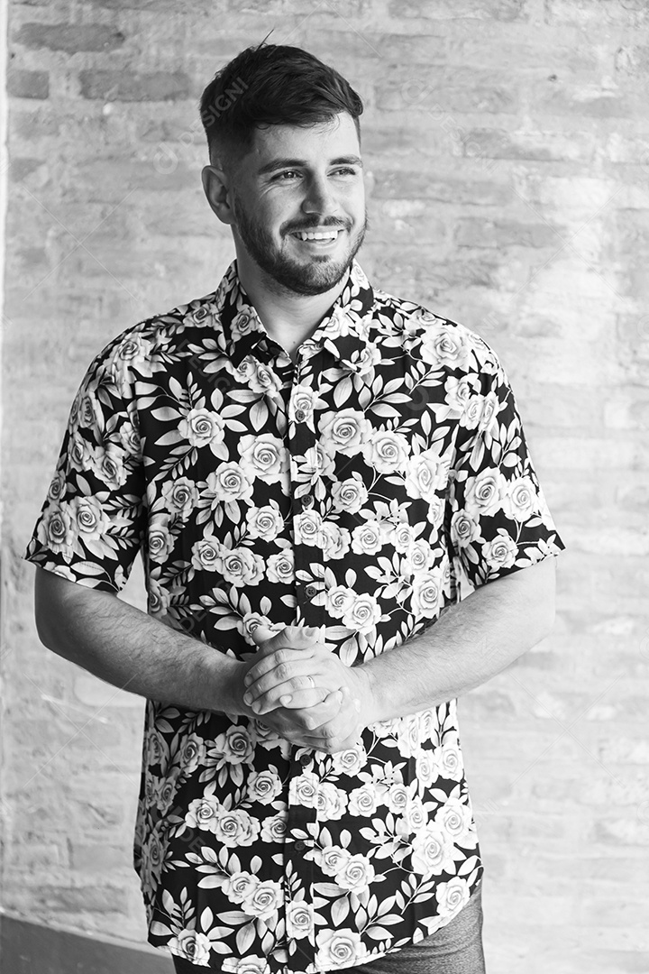 Homem estiloso com camisa floral
