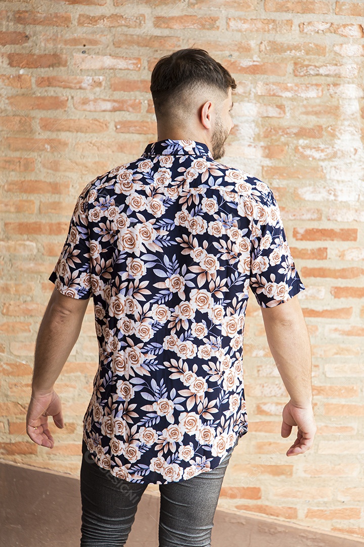Homem estiloso com camisa floral