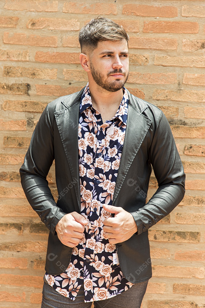 Homem estiloso com camisa floral