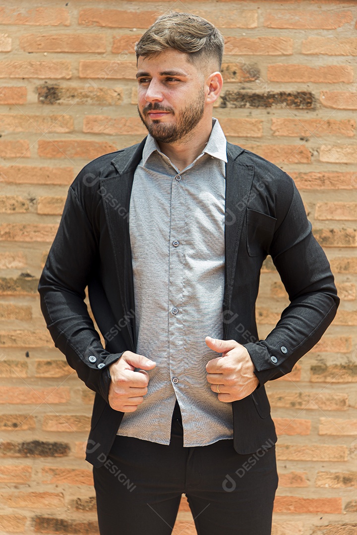 Homem estiloso com camisa branca com blazer