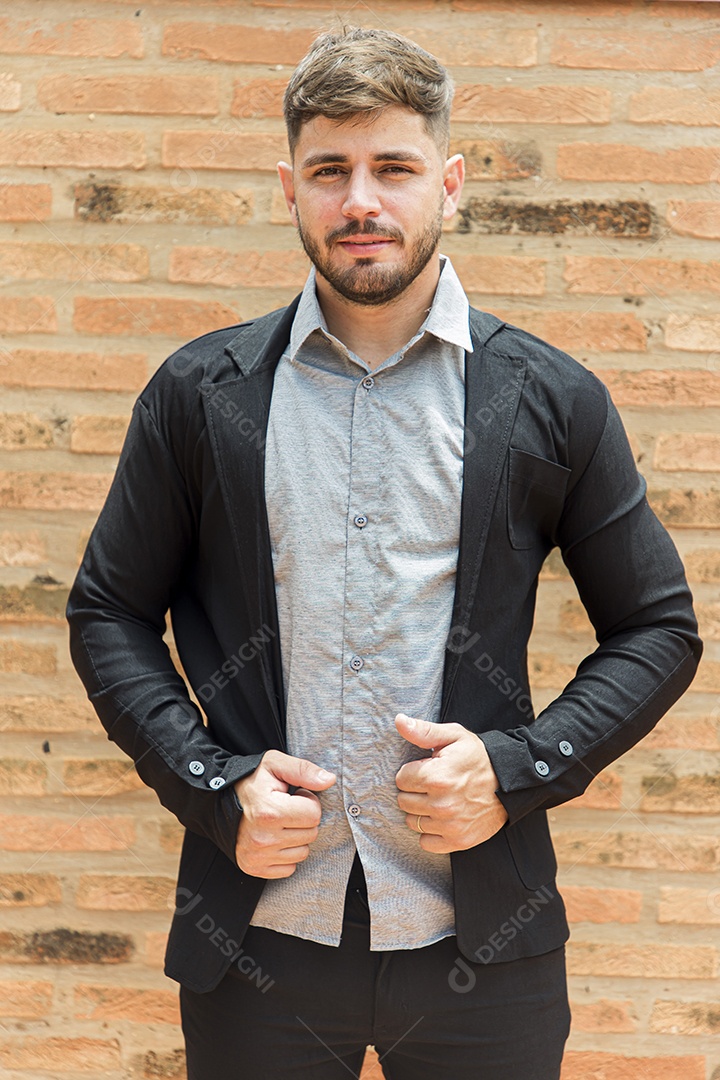 Homem estiloso com camisa branca com blazer