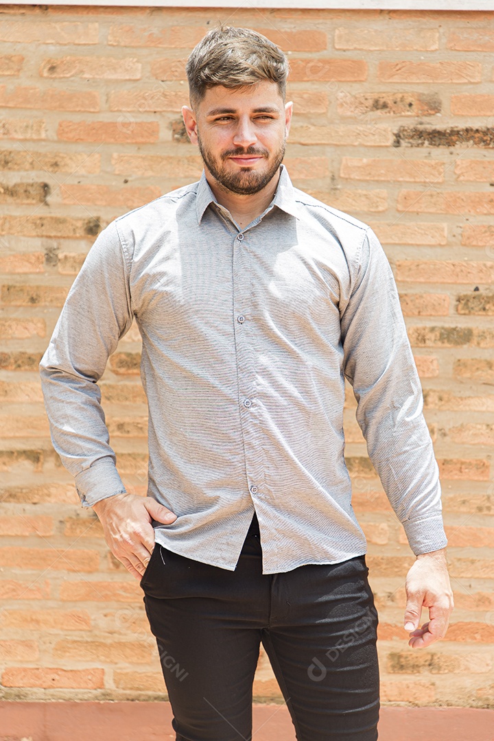 Homem estiloso com camisa branca