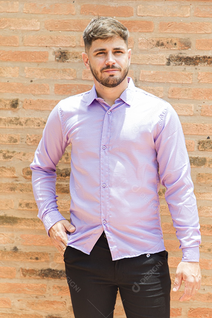 Homem estiloso com camisa branca com rosa