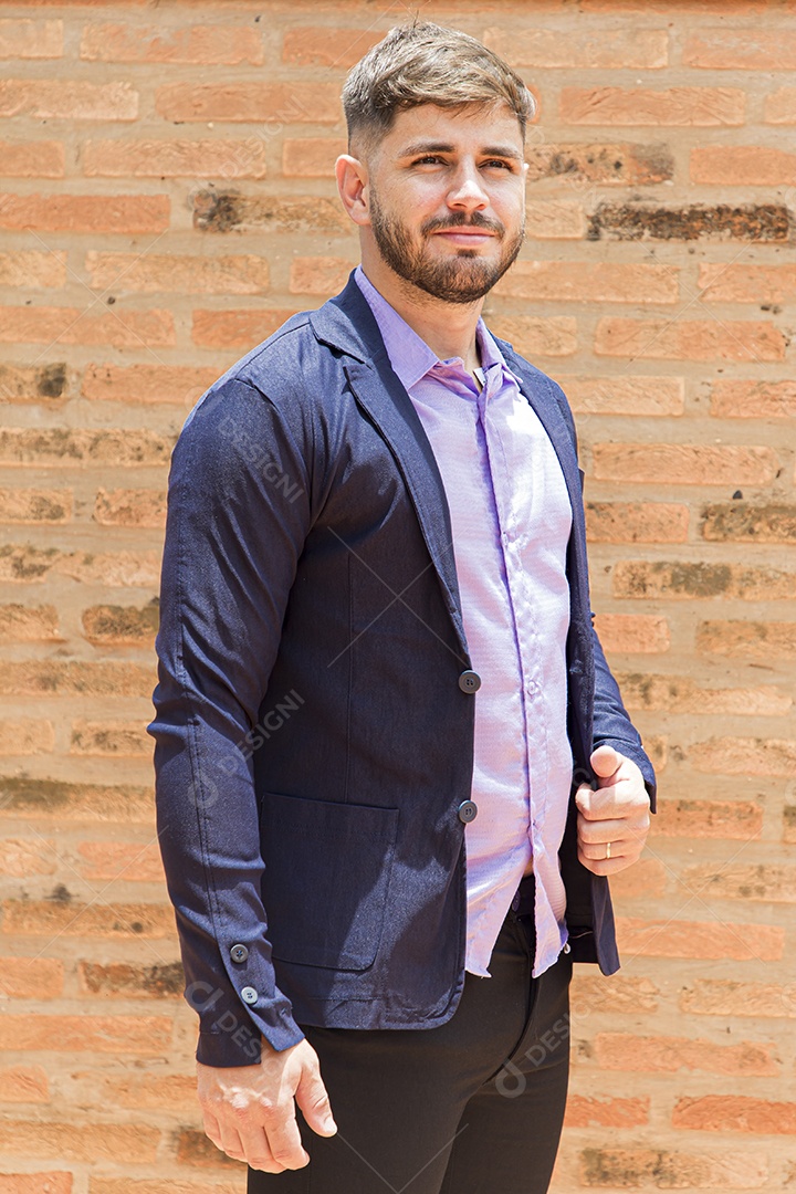 Lindo homem com camisa social