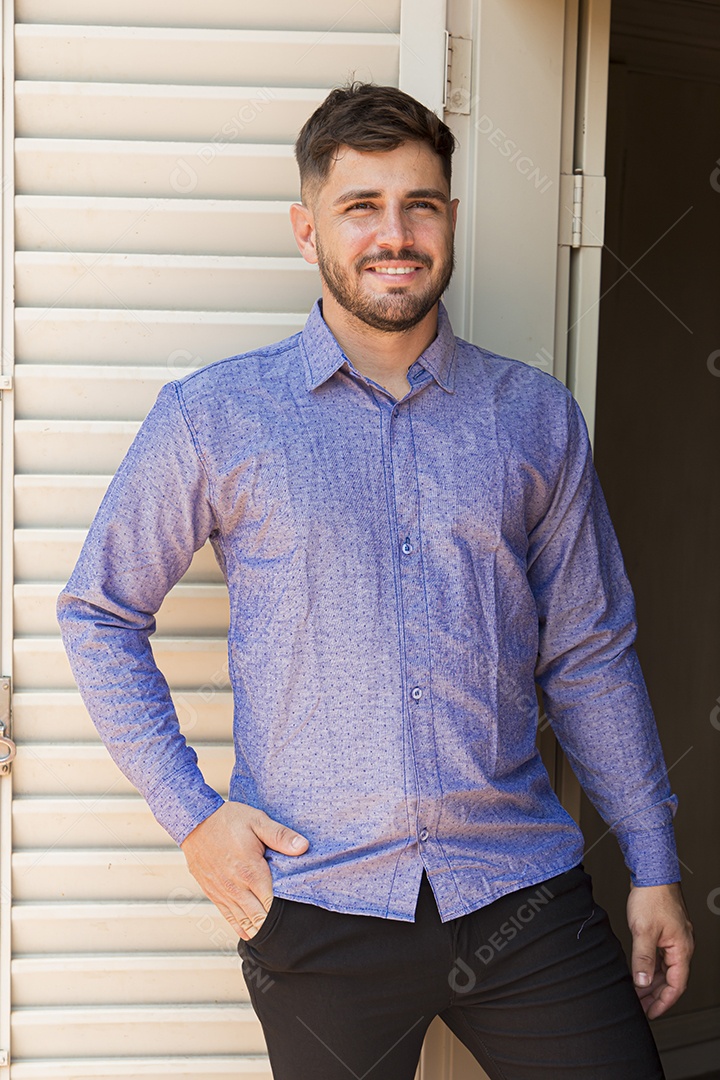 Lindo homem moderno de camisa social