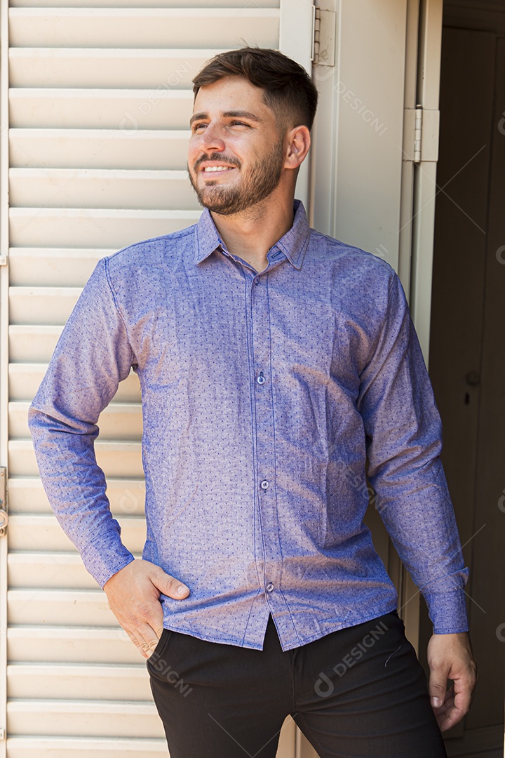 Lindo homem com camisa social