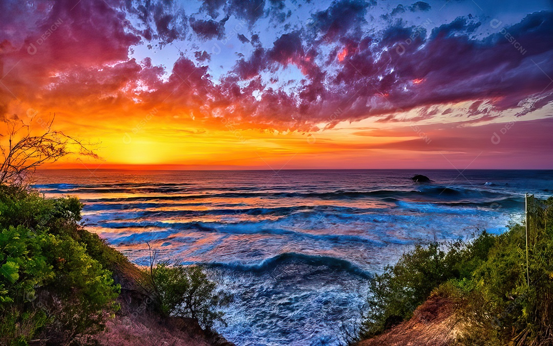 Linda paisagem com pôr do sol com céu nublado