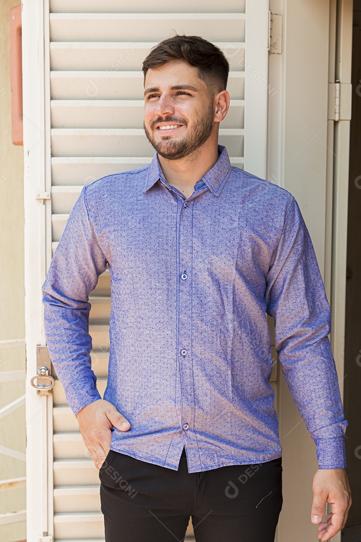 Lindo homem com camisa social