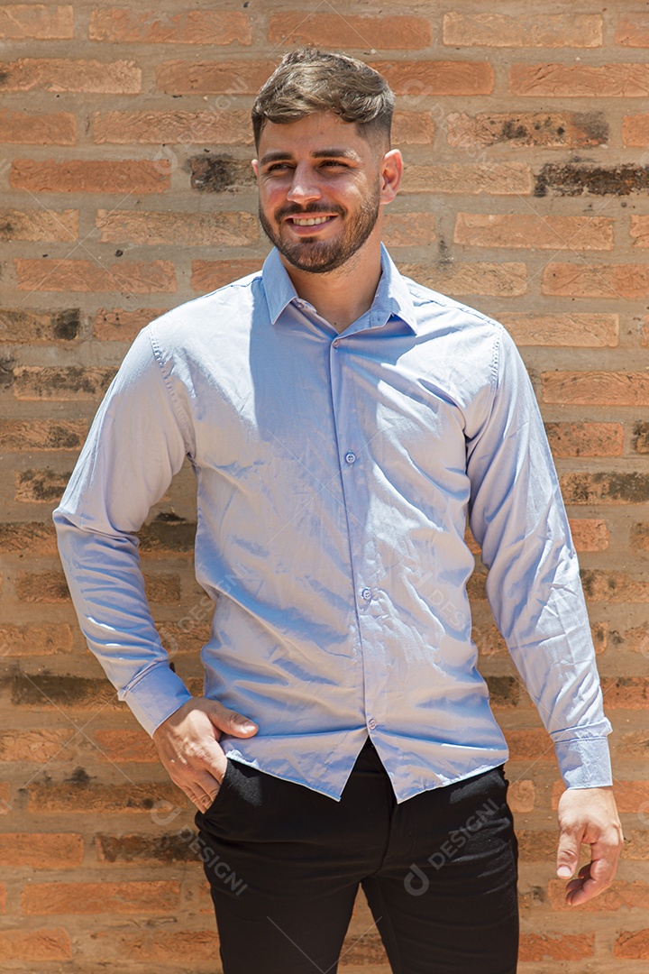 Lindo homem com camisa social