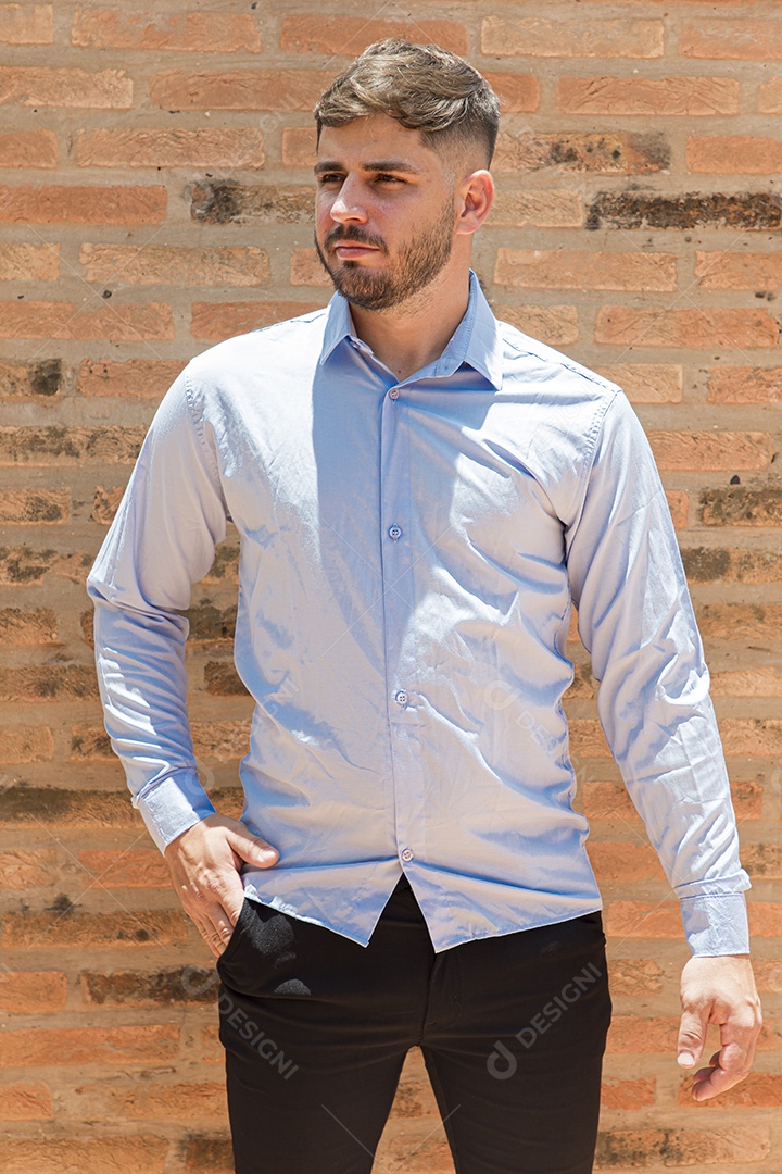 Lindo homem com camisa social