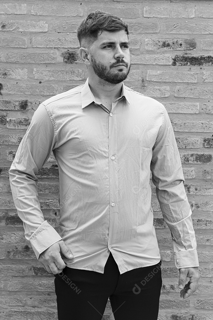 Lindo homem com camisa social