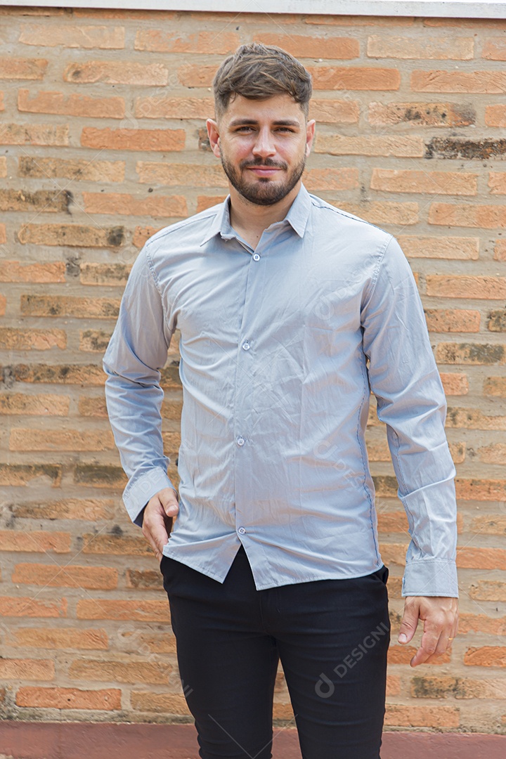 Lindo homem com camisa social