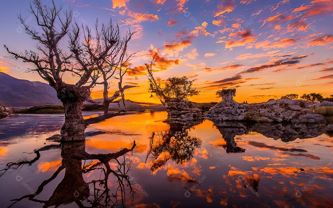 Linda paisagem com pôr do sol com céu nublado