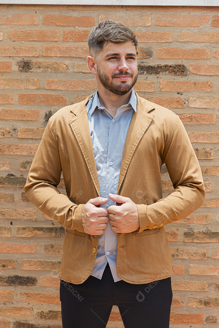 Lindo homem com camisa social
