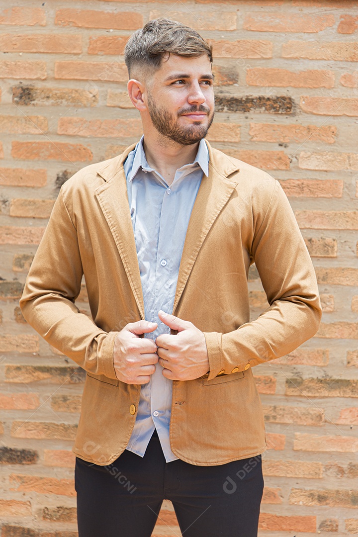 Lindo homem com camisa social