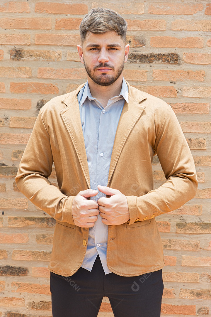 Lindo homem com camisa social