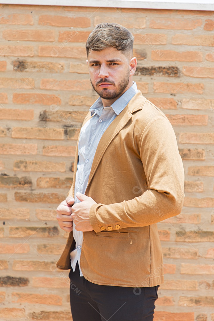 Lindo homem com camisa social