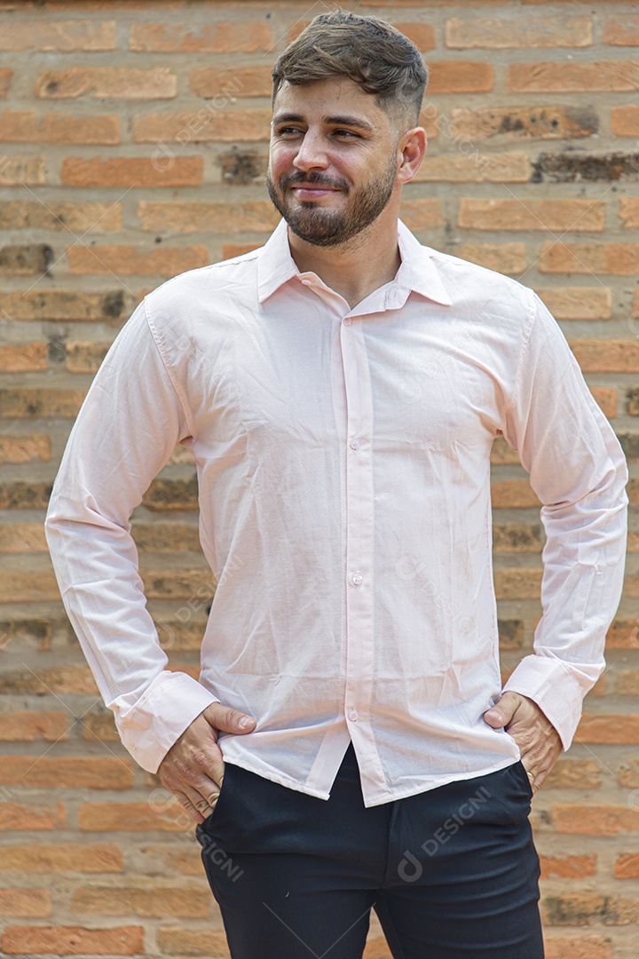 Lindo homem com camisa social