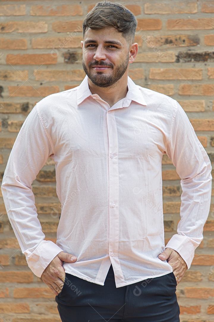 Lindo homem com camisa social