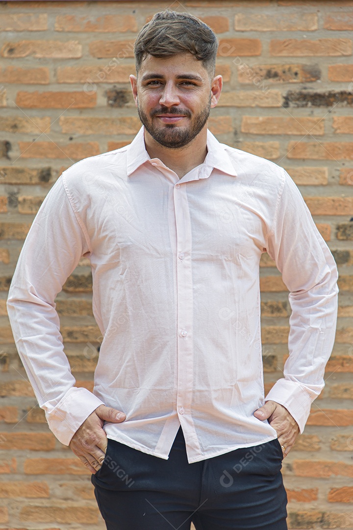 Lindo homem com camisa social