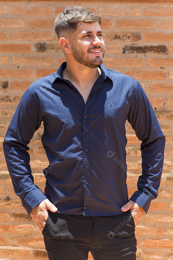 Lindo homem com camisa social