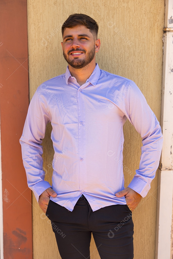 Lindo homem com camisa social