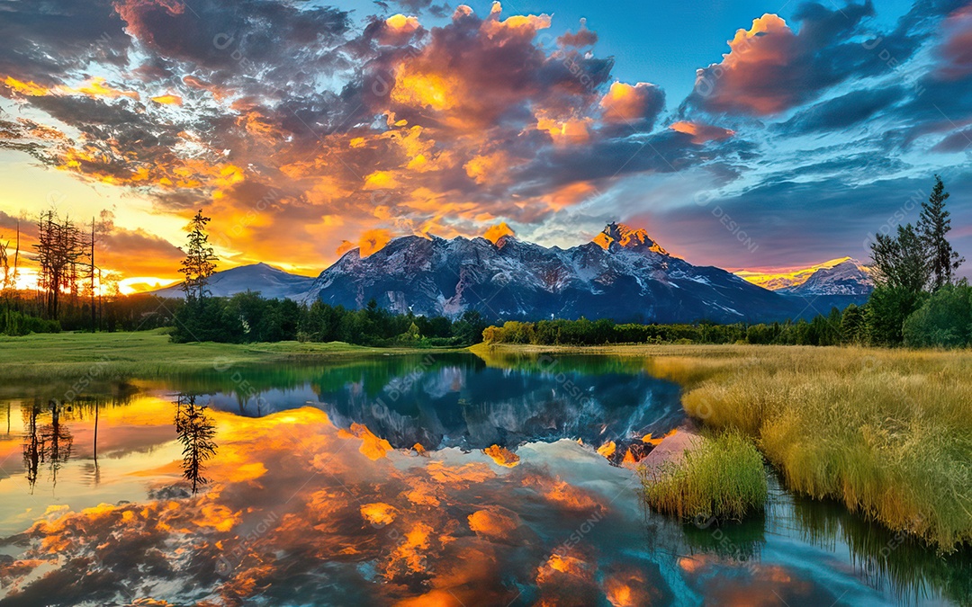 Linda paisagem com pôr do sol com céu nublado