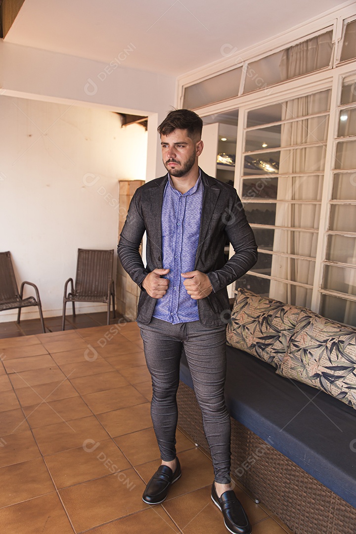 Lindo homem com camisa social