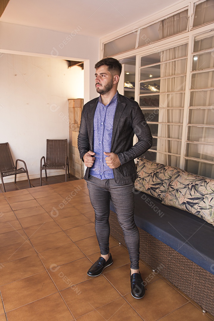 Lindo homem com camisa social