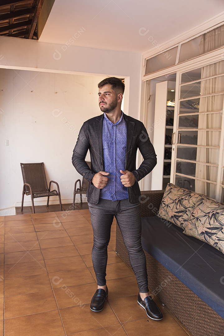 Lindo homem com camisa social