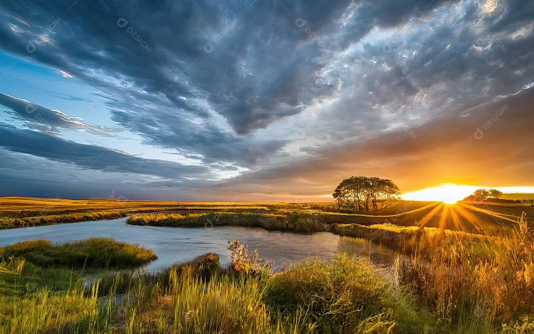 Linda paisagem com pôr do sol com céu nublado