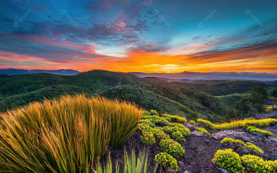 Linda paisagem com pôr do sol com céu nublado