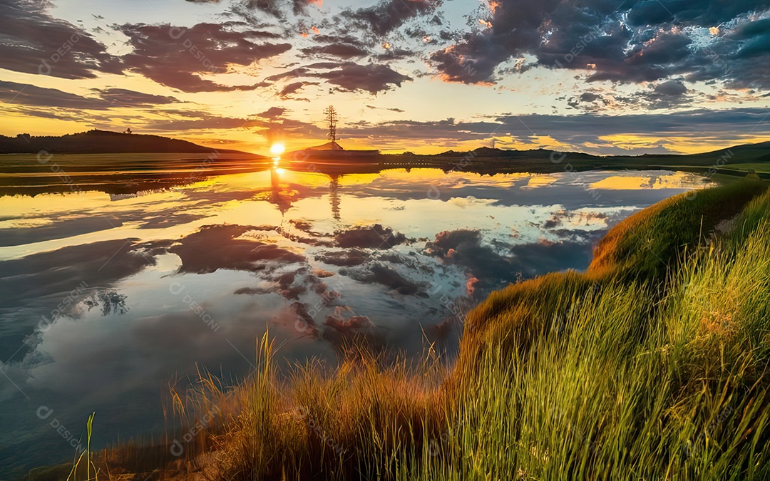 Linda paisagem com pôr do sol com céu nublado