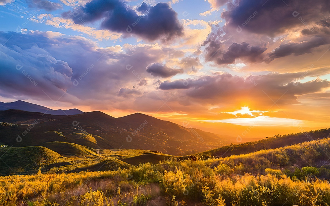 Linda paisagem com pôr do sol com céu nublado