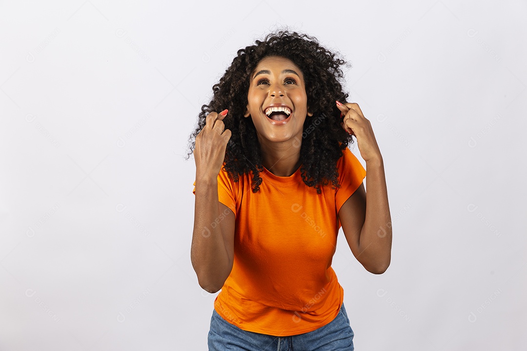 Linda jovem negra com camiseta laranja sobre fundo branco