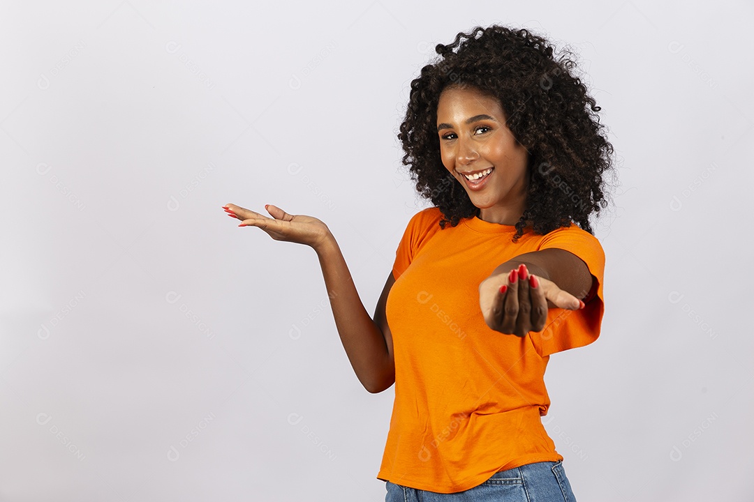 Linda jovem negra com camiseta laranja sobre fundo branco