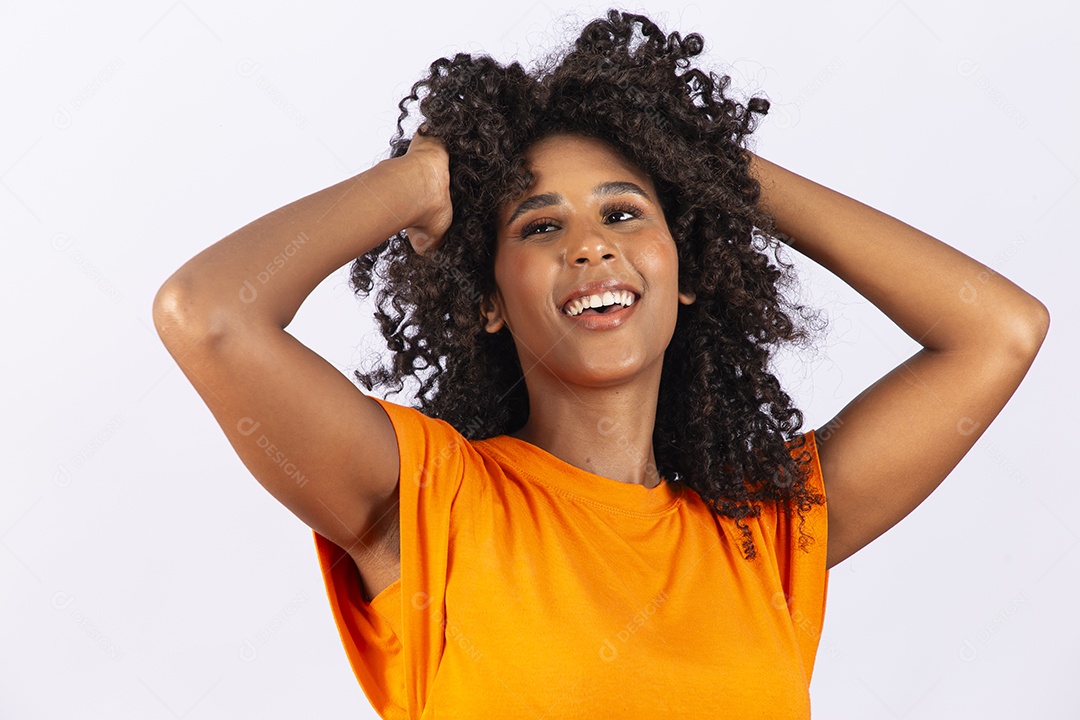 Linda jovem negra com camiseta laranja sobre fundo branco