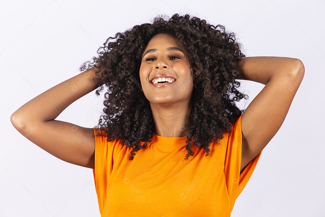 Linda jovem negra com camiseta laranja sobre fundo branco