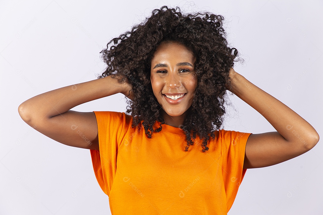 Linda jovem negra com camiseta laranja sobre fundo branco