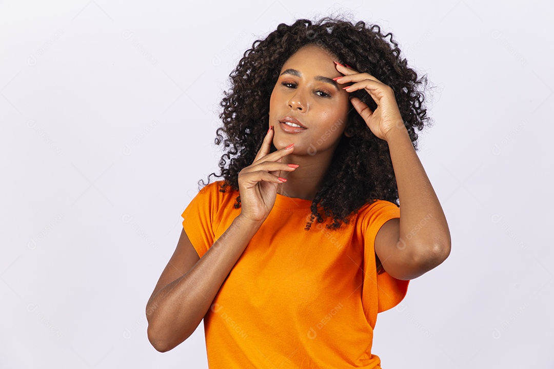 Linda jovem negra com camiseta laranja sobre fundo branco