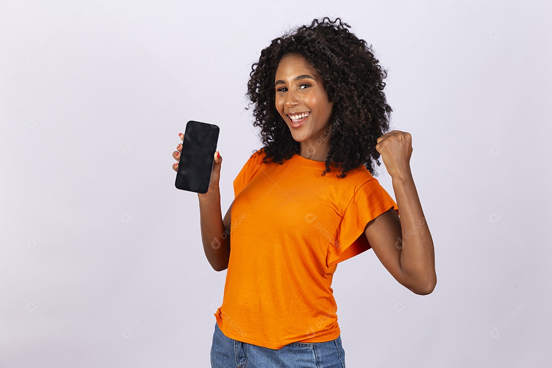 Linda jovem negra com camiseta laranja sobre fundo branco