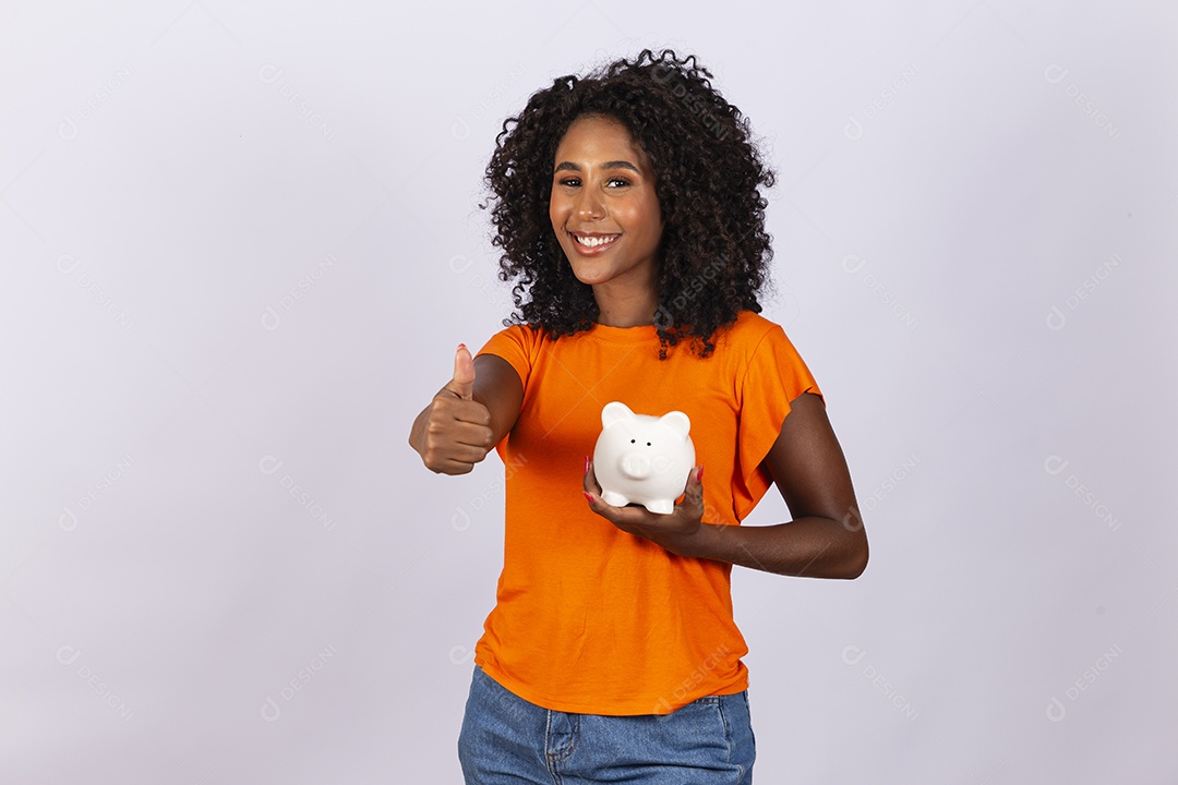 Linda jovem negra com camiseta laranja sobre fundo branco