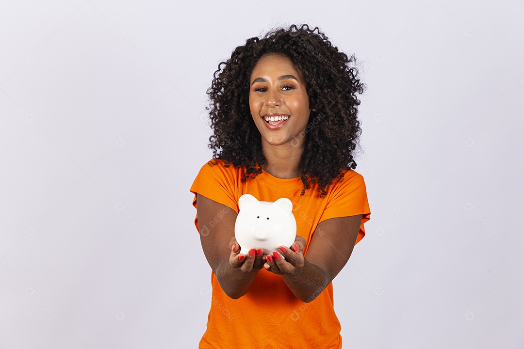 Linda jovem negra com camiseta laranja sobre fundo branco