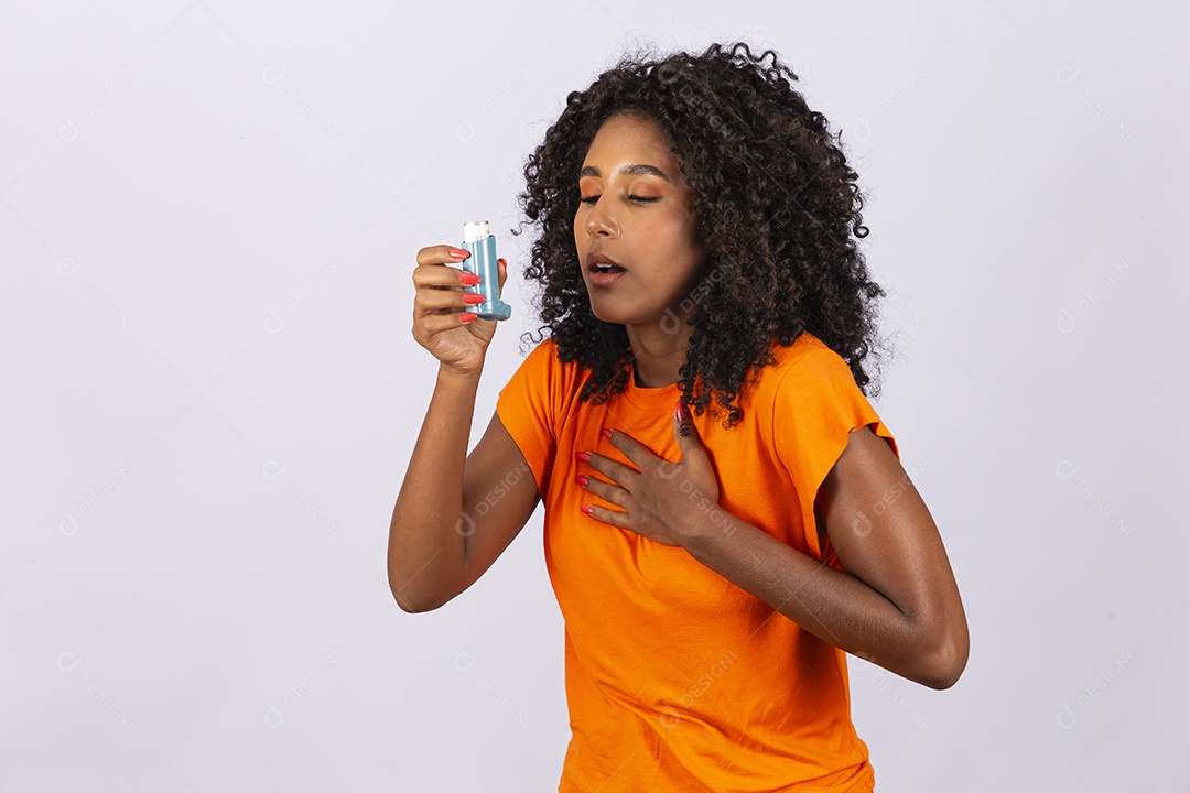 Linda jovem negra com camiseta laranja sobre fundo branco